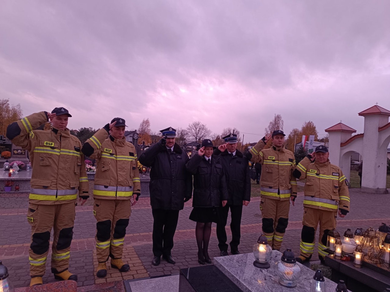 Strażacy OSP Troszyn oddali hołd zmarłym druhom [1.11.2024] - zdjęcie #13 - eOstroleka.pl