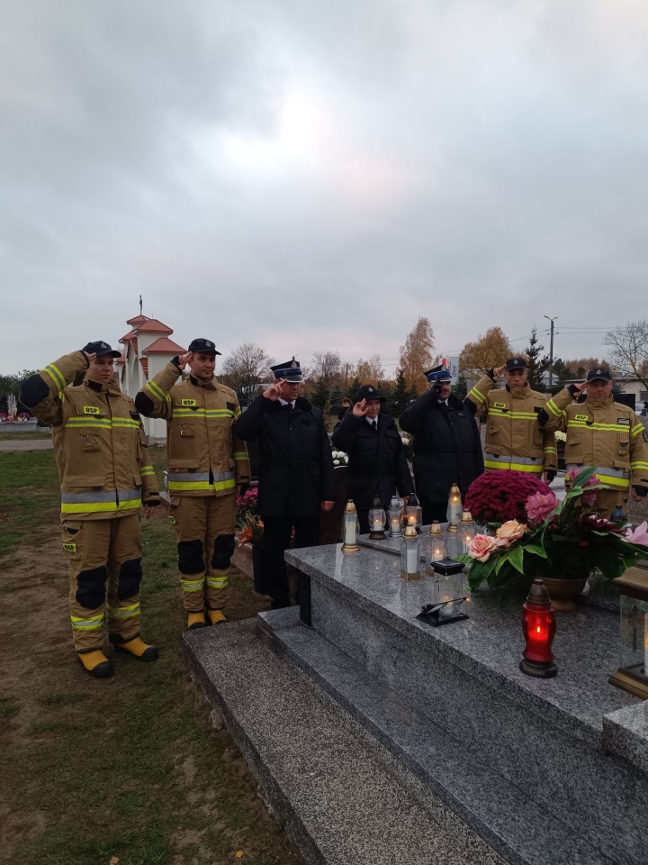 Strażacy OSP Troszyn oddali hołd zmarłym druhom [1.11.2024] - zdjęcie #11 - eOstroleka.pl