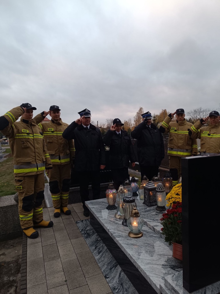 Strażacy OSP Troszyn oddali hołd zmarłym druhom [1.11.2024] - zdjęcie #10 - eOstroleka.pl