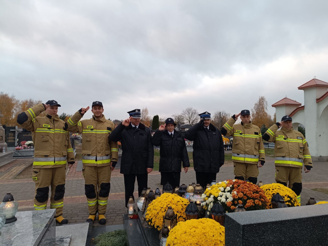 Strażacy OSP Troszyn oddali hołd zmarłym druhom [1.11.2024] - zdjęcie #9 - eOstroleka.pl