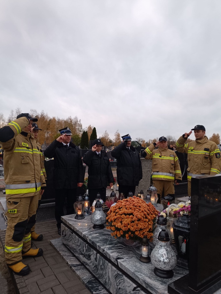 Strażacy OSP Troszyn oddali hołd zmarłym druhom [1.11.2024] - zdjęcie #7 - eOstroleka.pl