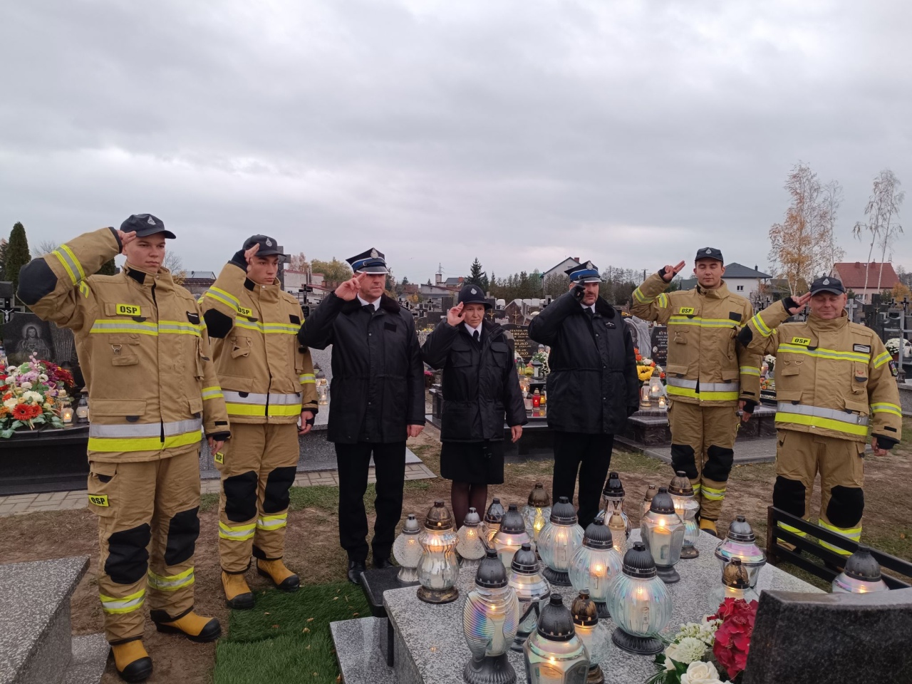 Strażacy OSP Troszyn oddali hołd zmarłym druhom [1.11.2024] - zdjęcie #15 - eOstroleka.pl