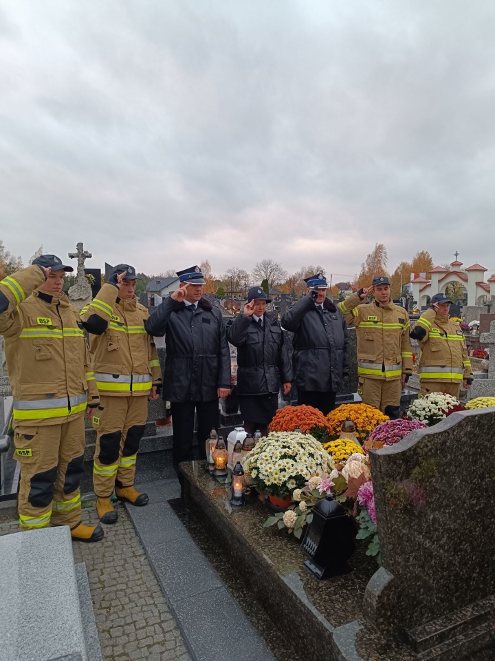 Strażacy OSP Troszyn oddali hołd zmarłym druhom [1.11.2024] - zdjęcie #16 - eOstroleka.pl