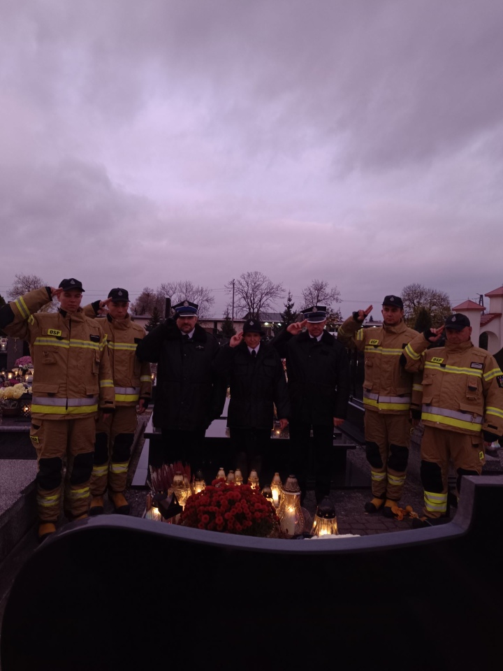 Strażacy OSP Troszyn oddali hołd zmarłym druhom [1.11.2024] - zdjęcie #14 - eOstroleka.pl