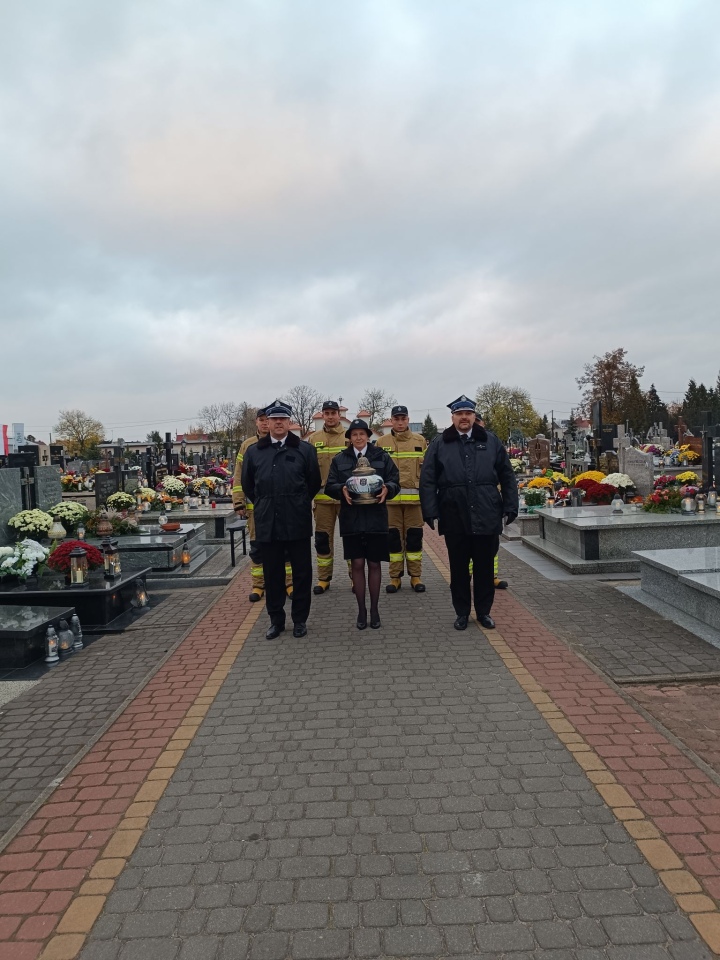 Strażacy OSP Troszyn oddali hołd zmarłym druhom [1.11.2024] - zdjęcie #2 - eOstroleka.pl