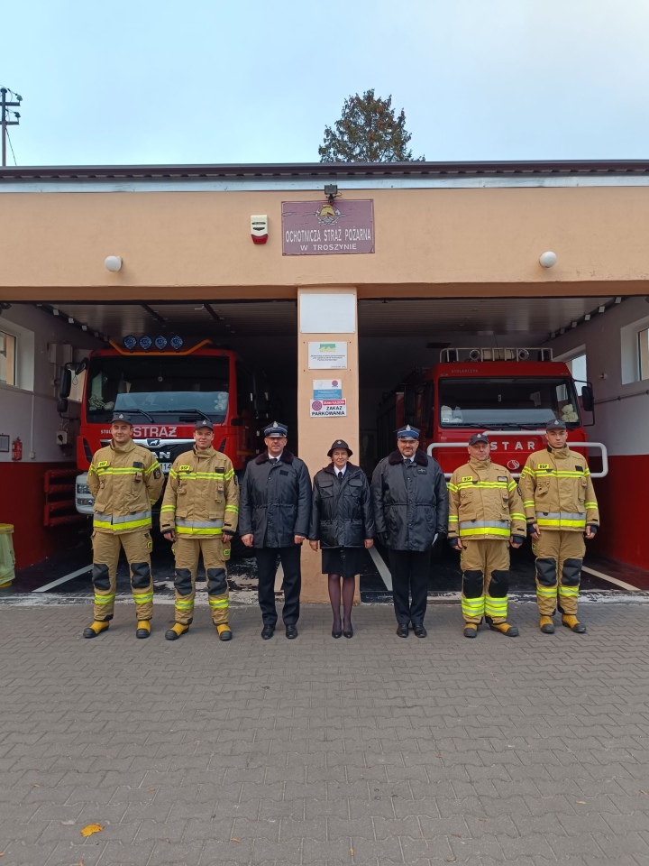 Strażacy OSP Troszyn oddali hołd zmarłym druhom [1.11.2024] - zdjęcie #1 - eOstroleka.pl