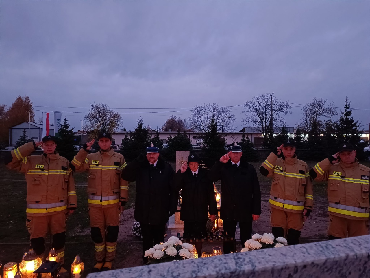 Strażacy OSP Troszyn oddali hołd zmarłym druhom [1.11.2024] - zdjęcie #4 - eOstroleka.pl