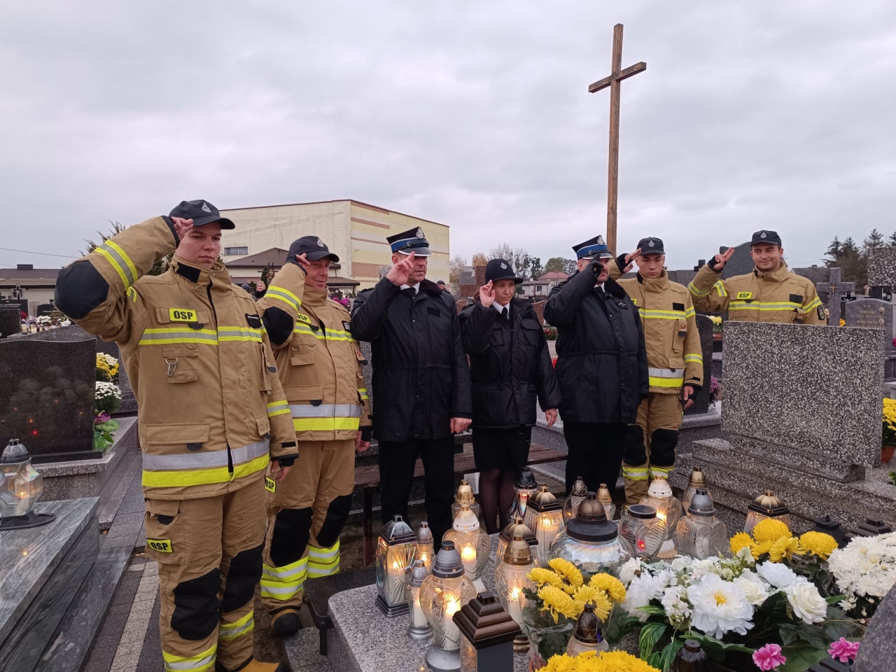 Strażacy OSP Troszyn oddali hołd zmarłym druhom [1.11.2024] - zdjęcie #6 - eOstroleka.pl