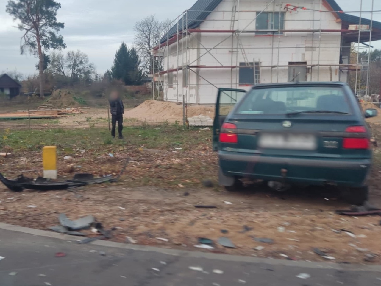 Wypadek na rondzie przy Stacha Konwy i Słonecznej [03.11.2024] - zdjęcie #5 - eOstroleka.pl