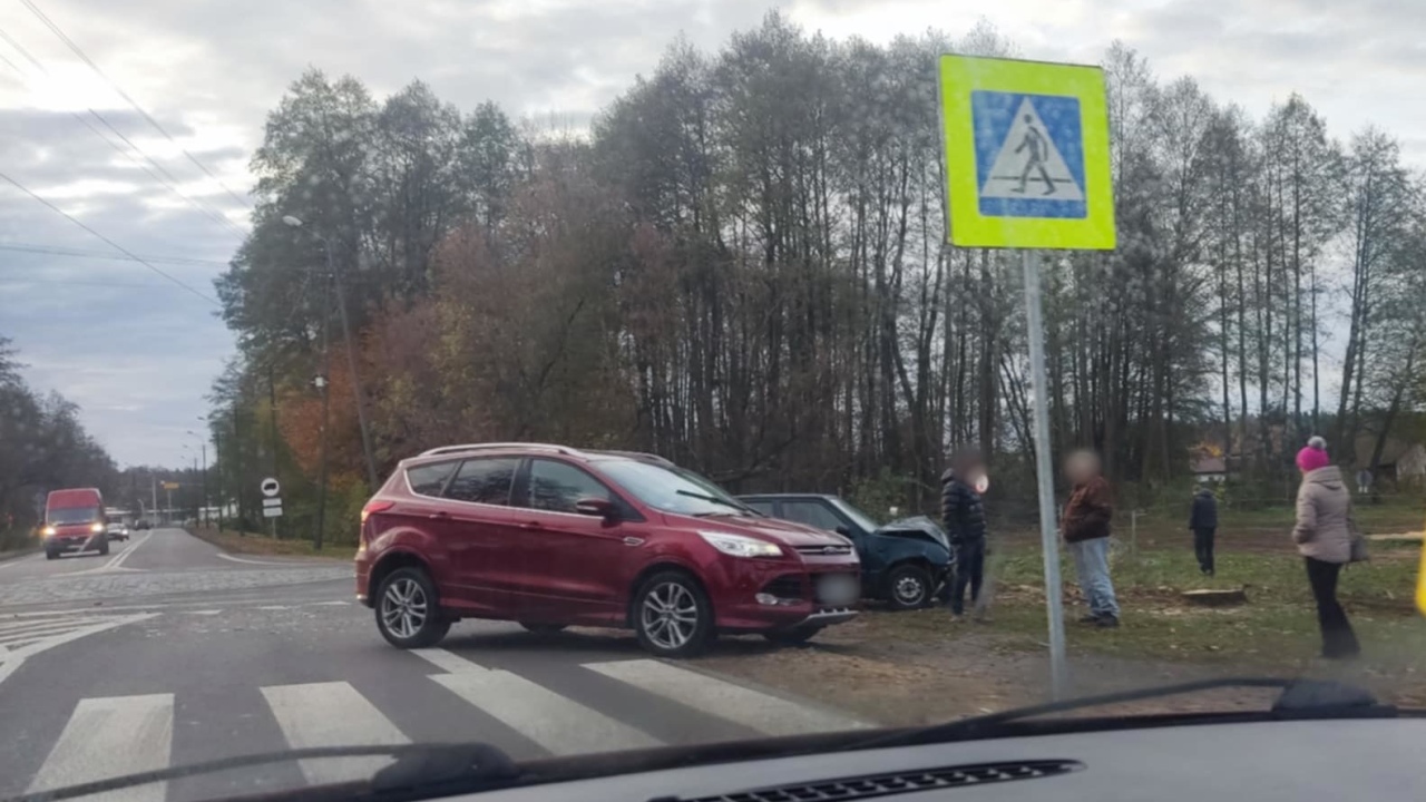 Wypadek na rondzie przy Stacha Konwy i Słonecznej [03.11.2024] - zdjęcie #3 - eOstroleka.pl