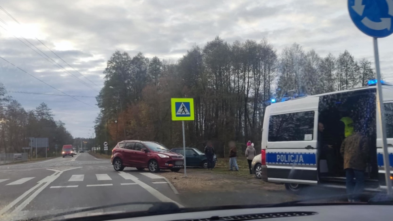 Wypadek na rondzie przy Stacha Konwy i Słonecznej [03.11.2024] - zdjęcie #2 - eOstroleka.pl