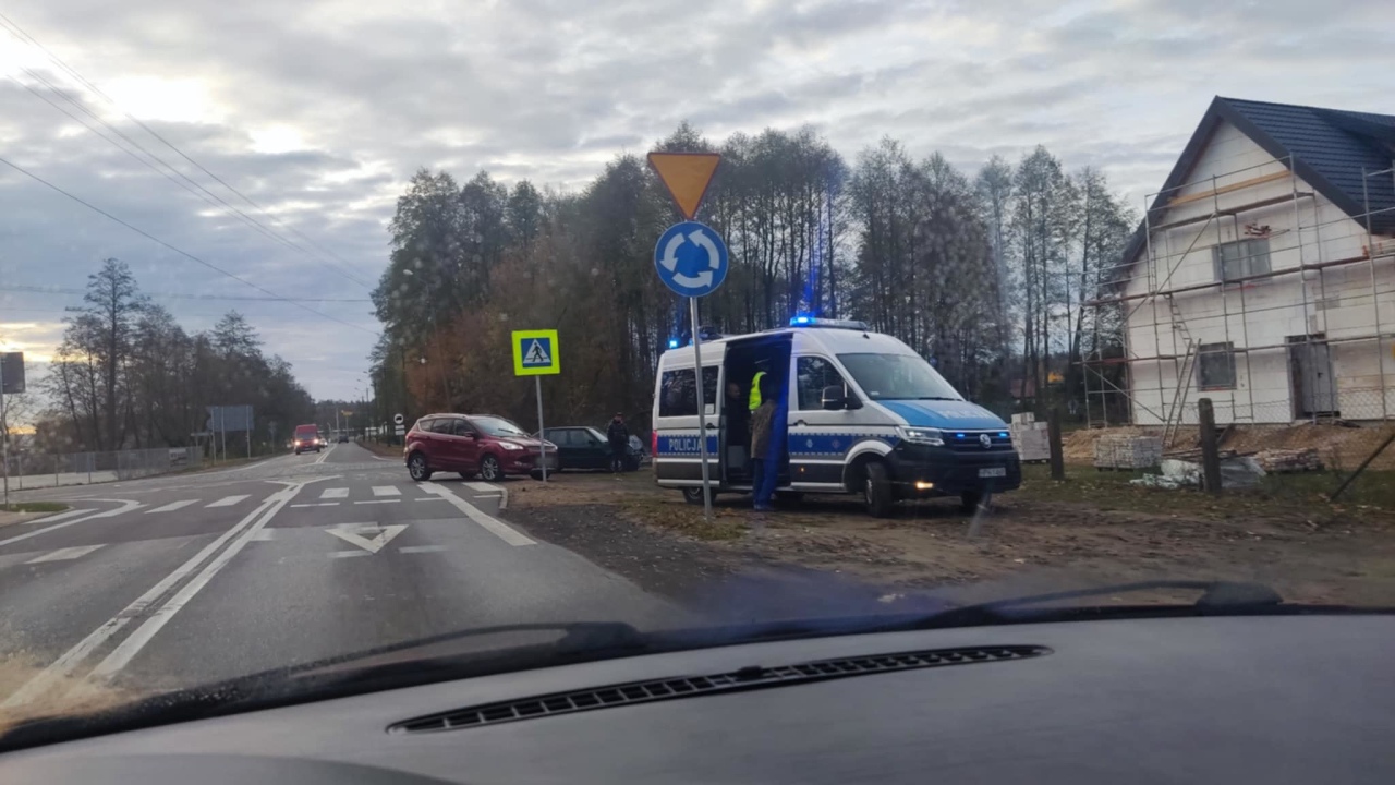 Wypadek na rondzie przy Stacha Konwy i Słonecznej [03.11.2024] - zdjęcie #1 - eOstroleka.pl