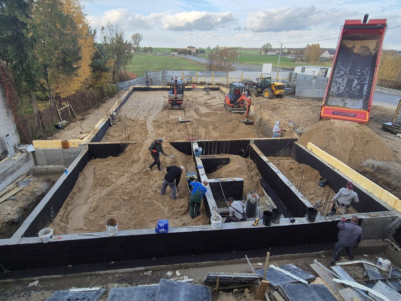 Budowa nowego garażu dla OSP w Czerwinie [04.11.2024] - zdjęcie #6 - eOstroleka.pl