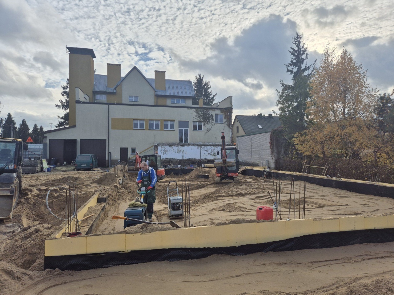 Budowa nowego garażu dla OSP w Czerwinie [04.11.2024] - zdjęcie #4 - eOstroleka.pl