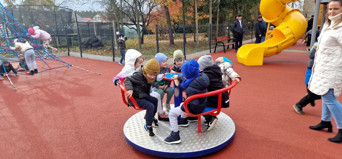 Oficjalny odbiór integracyjnego lacu zabaw w Łysych [31.10.2024] - zdjęcie #40 - eOstroleka.pl