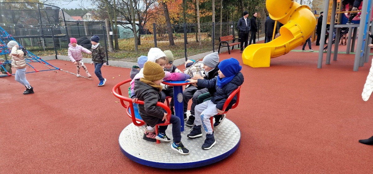Oficjalny odbiór integracyjnego lacu zabaw w Łysych [31.10.2024] - zdjęcie #39 - eOstroleka.pl