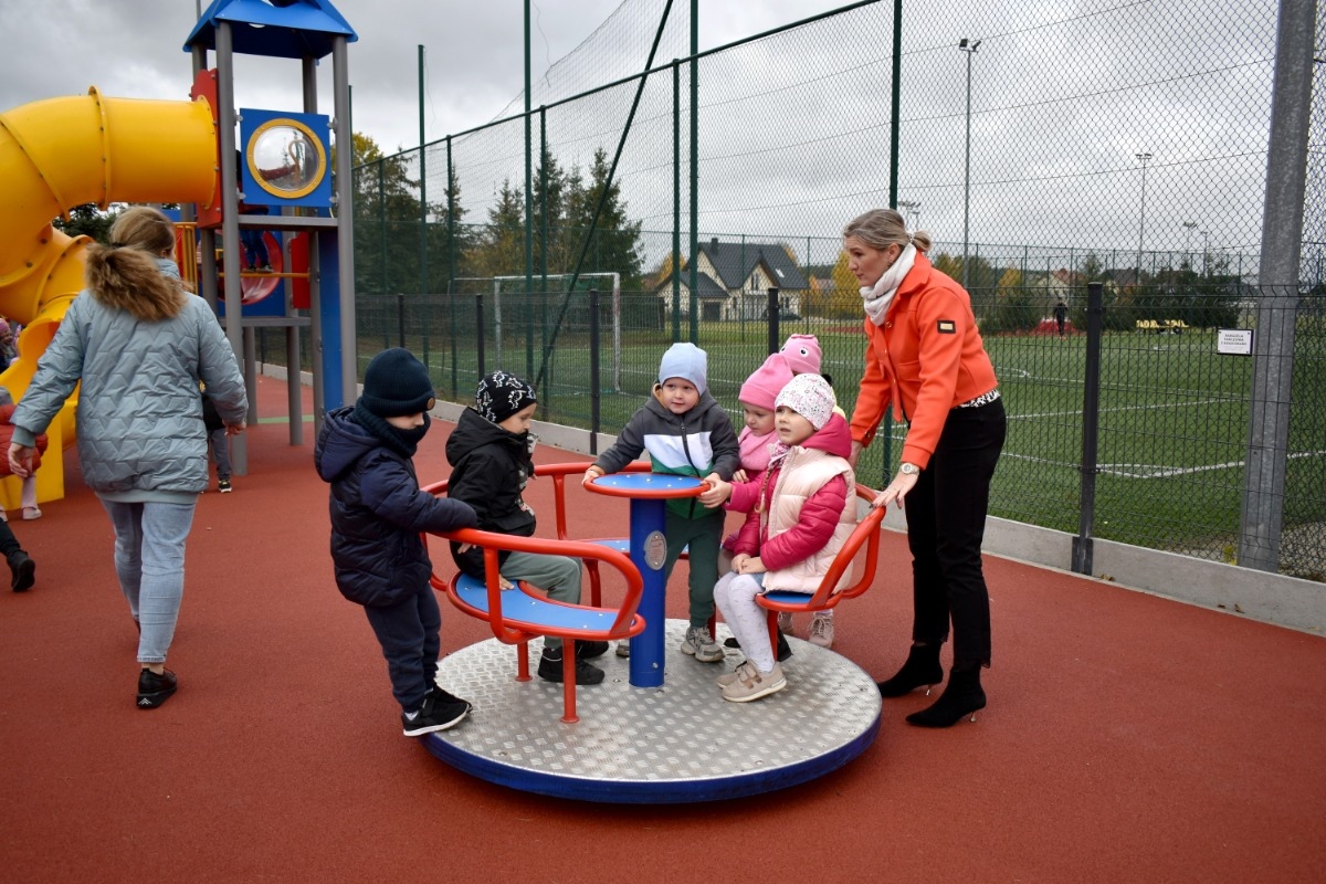 Oficjalny odbiór integracyjnego lacu zabaw w Łysych [31.10.2024] - zdjęcie #32 - eOstroleka.pl