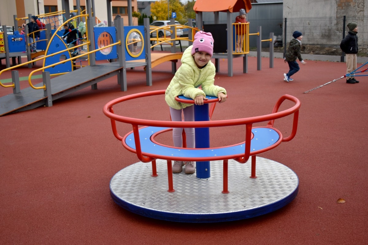 Oficjalny odbiór integracyjnego lacu zabaw w Łysych [31.10.2024] - zdjęcie #12 - eOstroleka.pl