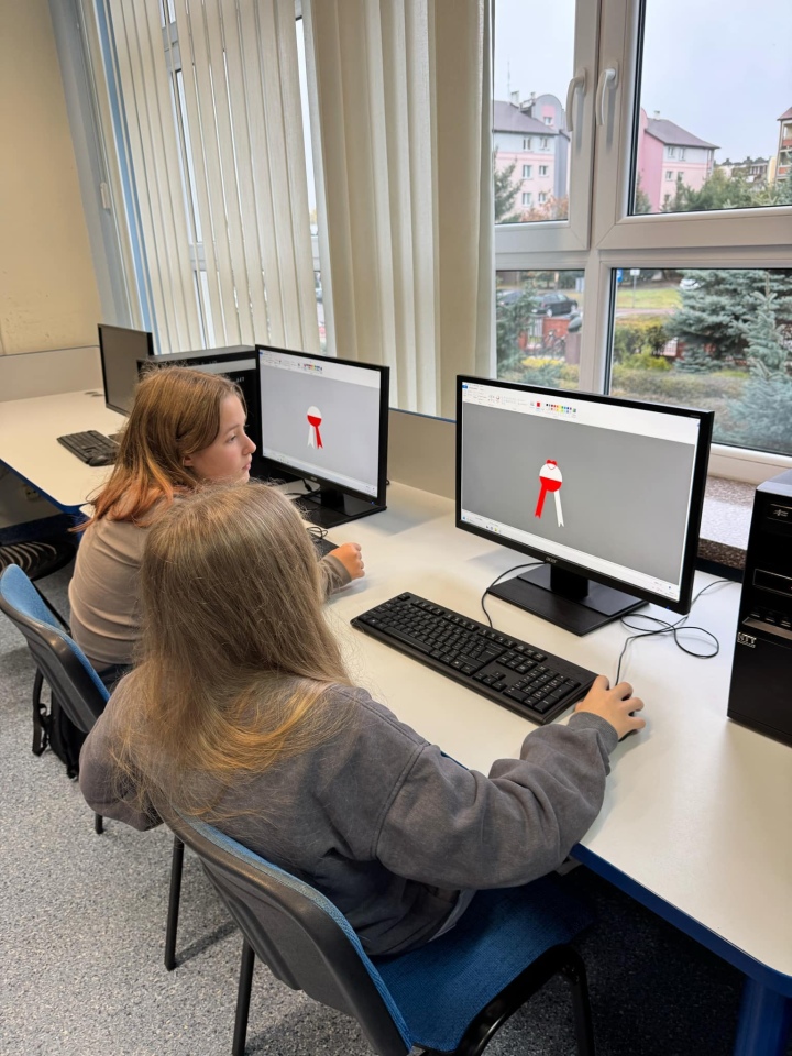 Kotyliony dla Niepodległej - uczniowie SP nr 10 w Ostrołęce oddają hołd Polsce [7.11.2024] - zdjęcie #43 - eOstroleka.pl