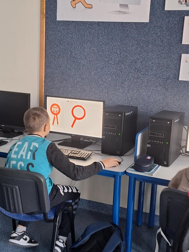 Kotyliony dla Niepodległej - uczniowie SP nr 10 w Ostrołęce oddają hołd Polsce [7.11.2024] - zdjęcie #40 - eOstroleka.pl