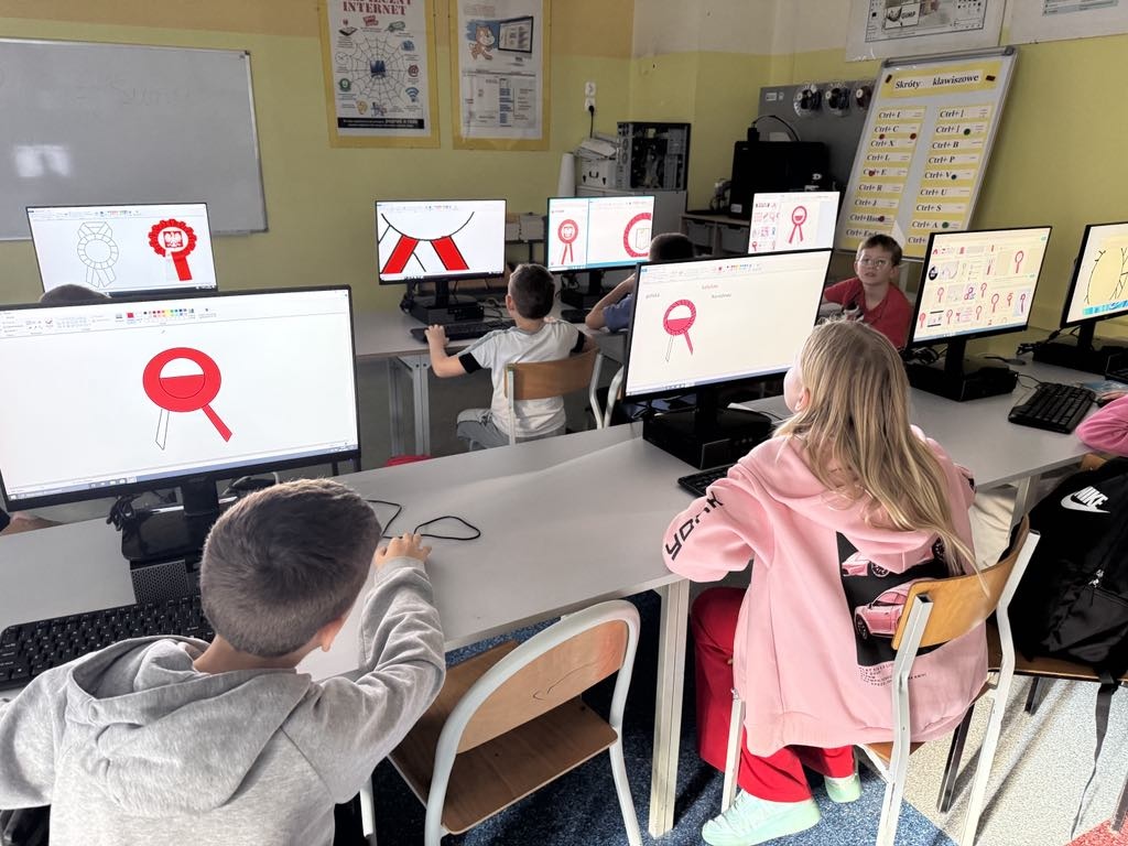 Kotyliony dla Niepodległej - uczniowie SP nr 10 w Ostrołęce oddają hołd Polsce [7.11.2024] - zdjęcie #39 - eOstroleka.pl