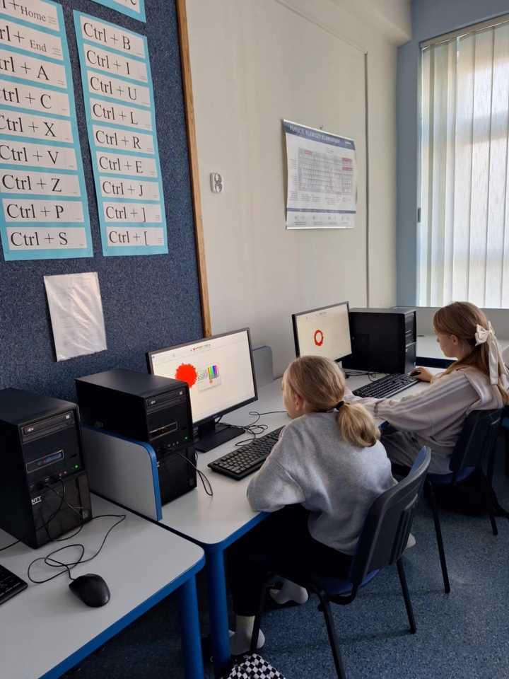 Kotyliony dla Niepodległej - uczniowie SP nr 10 w Ostrołęce oddają hołd Polsce [7.11.2024] - zdjęcie #38 - eOstroleka.pl