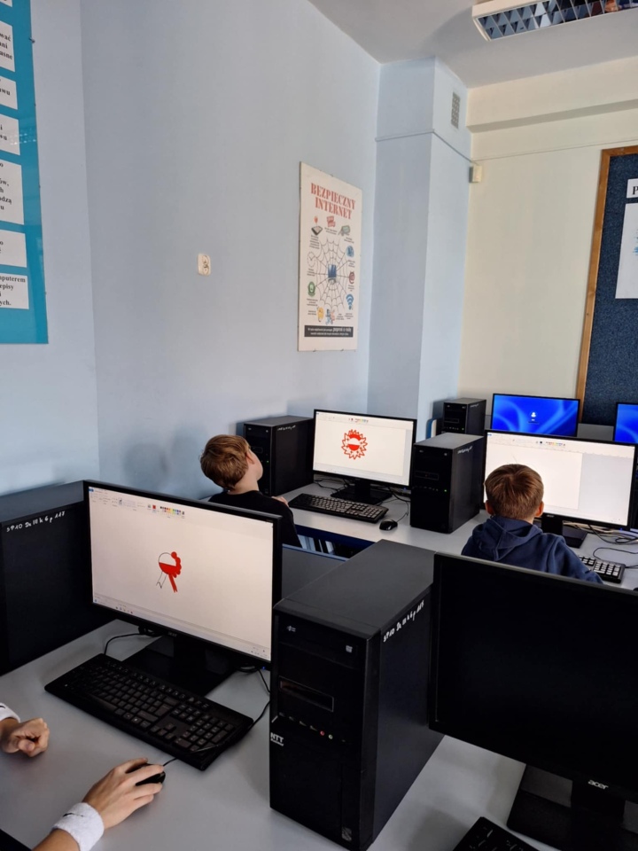 Kotyliony dla Niepodległej - uczniowie SP nr 10 w Ostrołęce oddają hołd Polsce [7.11.2024] - zdjęcie #34 - eOstroleka.pl