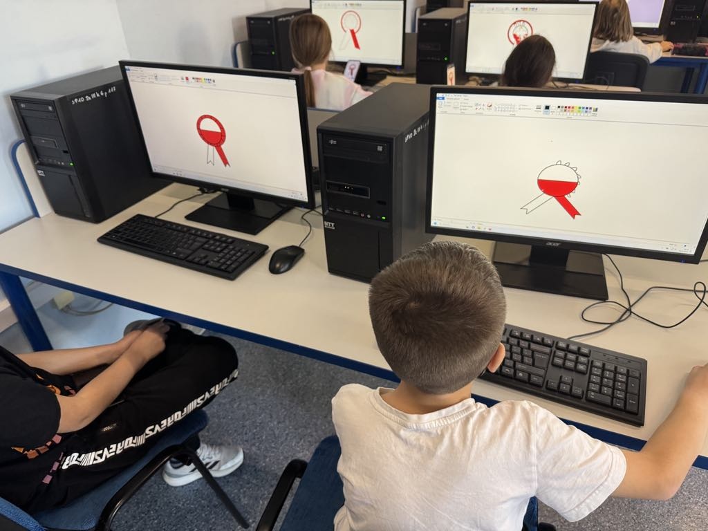 Kotyliony dla Niepodległej - uczniowie SP nr 10 w Ostrołęce oddają hołd Polsce [7.11.2024] - zdjęcie #33 - eOstroleka.pl