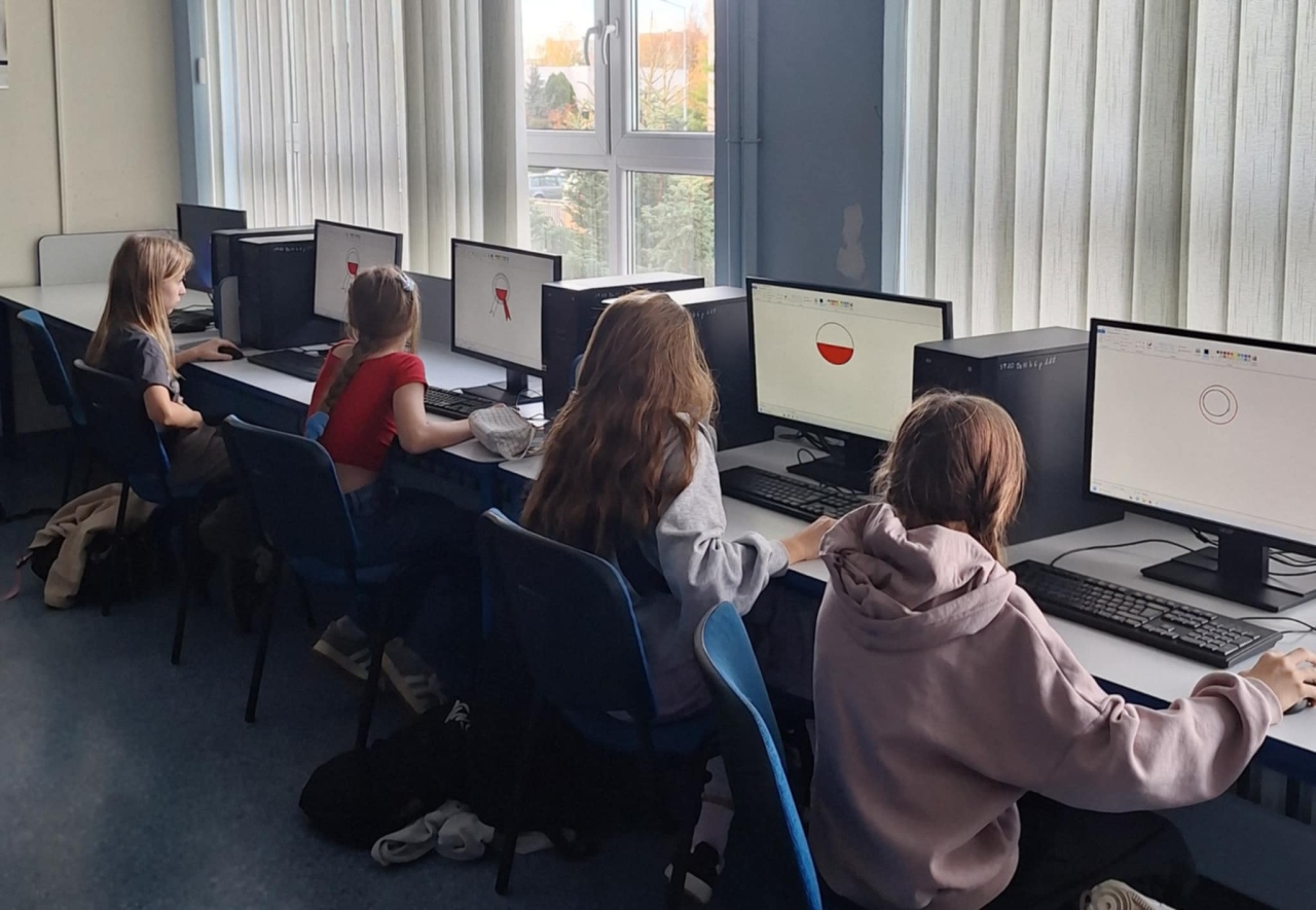 Kotyliony dla Niepodległej - uczniowie SP nr 10 w Ostrołęce oddają hołd Polsce [7.11.2024] - zdjęcie #30 - eOstroleka.pl