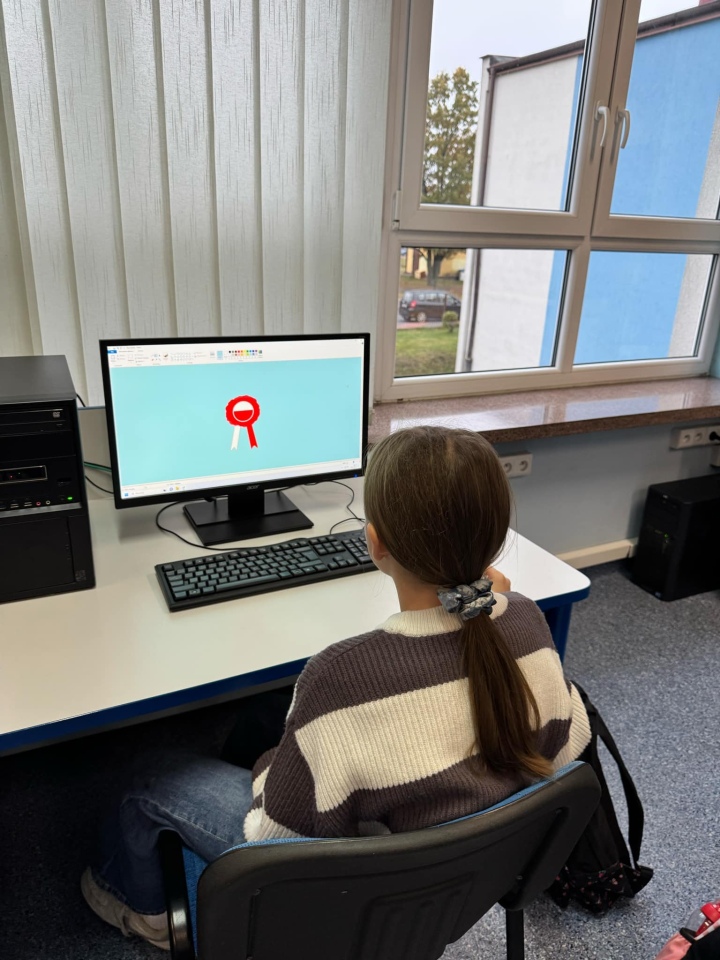 Kotyliony dla Niepodległej - uczniowie SP nr 10 w Ostrołęce oddają hołd Polsce [7.11.2024] - zdjęcie #28 - eOstroleka.pl