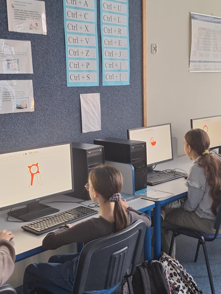 Kotyliony dla Niepodległej - uczniowie SP nr 10 w Ostrołęce oddają hołd Polsce [7.11.2024] - zdjęcie #27 - eOstroleka.pl