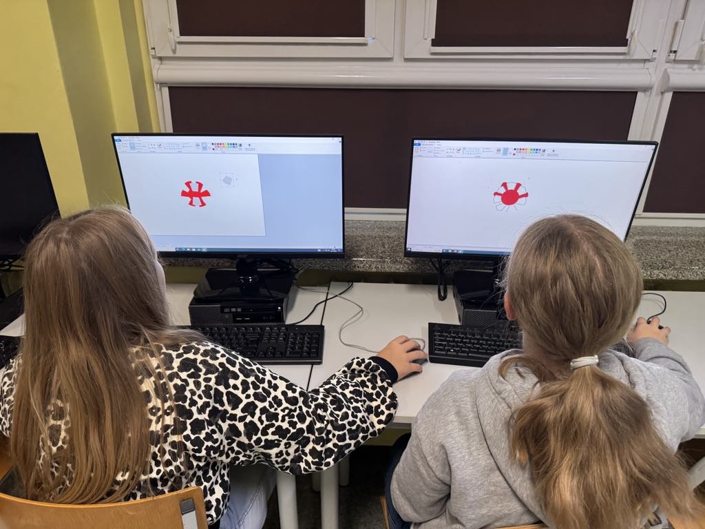 Kotyliony dla Niepodległej - uczniowie SP nr 10 w Ostrołęce oddają hołd Polsce [7.11.2024] - zdjęcie #26 - eOstroleka.pl