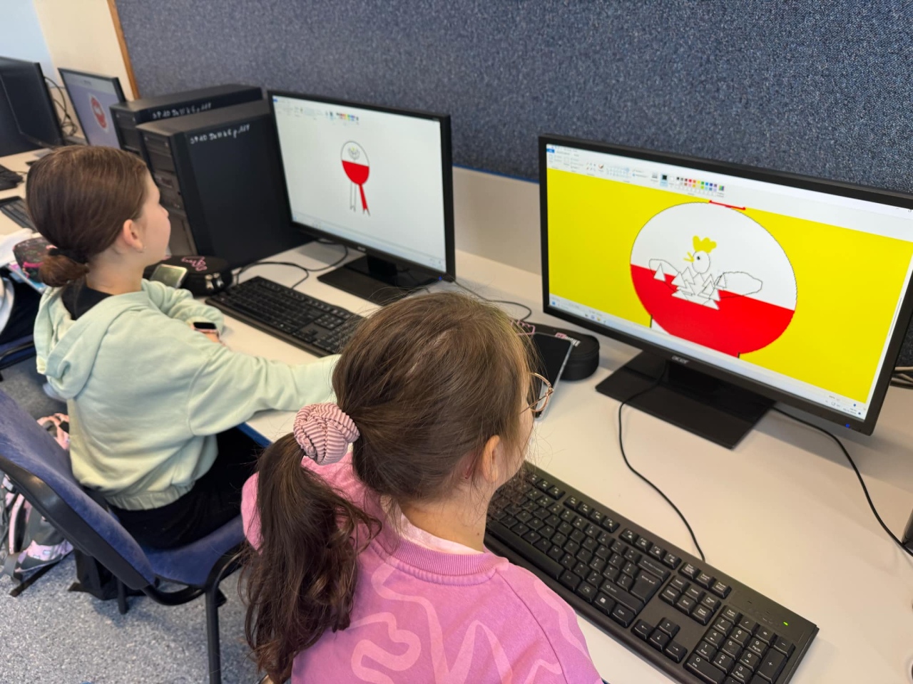 Kotyliony dla Niepodległej - uczniowie SP nr 10 w Ostrołęce oddają hołd Polsce [7.11.2024] - zdjęcie #25 - eOstroleka.pl