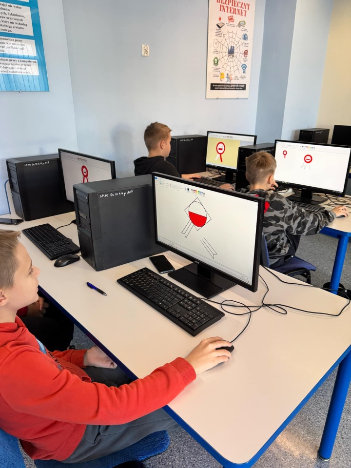 Kotyliony dla Niepodległej - uczniowie SP nr 10 w Ostrołęce oddają hołd Polsce [7.11.2024] - zdjęcie #23 - eOstroleka.pl