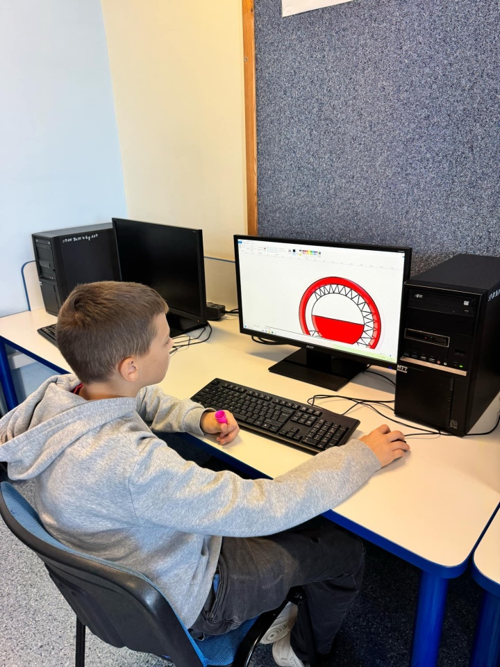 Kotyliony dla Niepodległej - uczniowie SP nr 10 w Ostrołęce oddają hołd Polsce [7.11.2024] - zdjęcie #21 - eOstroleka.pl