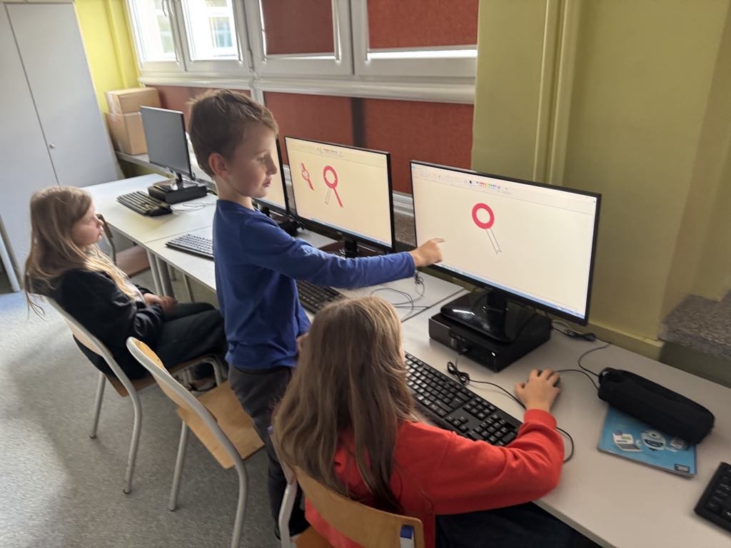 Kotyliony dla Niepodległej - uczniowie SP nr 10 w Ostrołęce oddają hołd Polsce [7.11.2024] - zdjęcie #19 - eOstroleka.pl