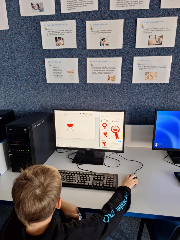 Kotyliony dla Niepodległej - uczniowie SP nr 10 w Ostrołęce oddają hołd Polsce [7.11.2024] - zdjęcie #18 - eOstroleka.pl