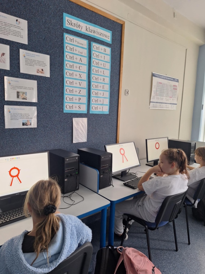 Kotyliony dla Niepodległej - uczniowie SP nr 10 w Ostrołęce oddają hołd Polsce [7.11.2024] - zdjęcie #17 - eOstroleka.pl