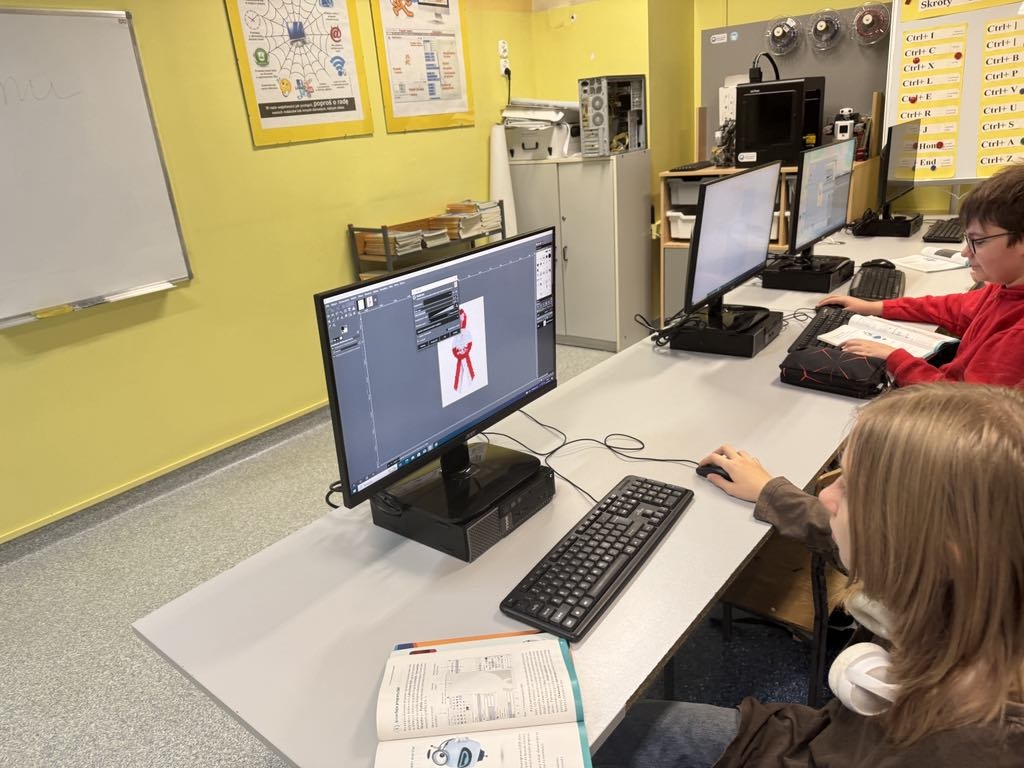 Kotyliony dla Niepodległej - uczniowie SP nr 10 w Ostrołęce oddają hołd Polsce [7.11.2024] - zdjęcie #14 - eOstroleka.pl