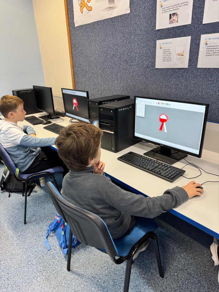 Kotyliony dla Niepodległej - uczniowie SP nr 10 w Ostrołęce oddają hołd Polsce [7.11.2024] - zdjęcie #13 - eOstroleka.pl