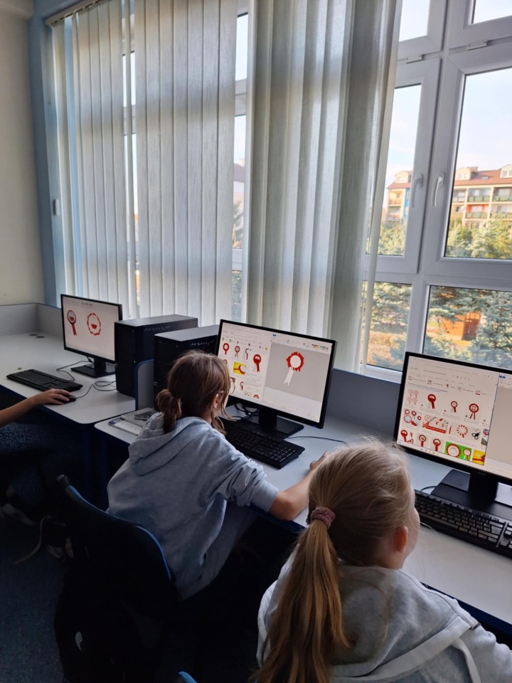 Kotyliony dla Niepodległej - uczniowie SP nr 10 w Ostrołęce oddają hołd Polsce [7.11.2024] - zdjęcie #11 - eOstroleka.pl