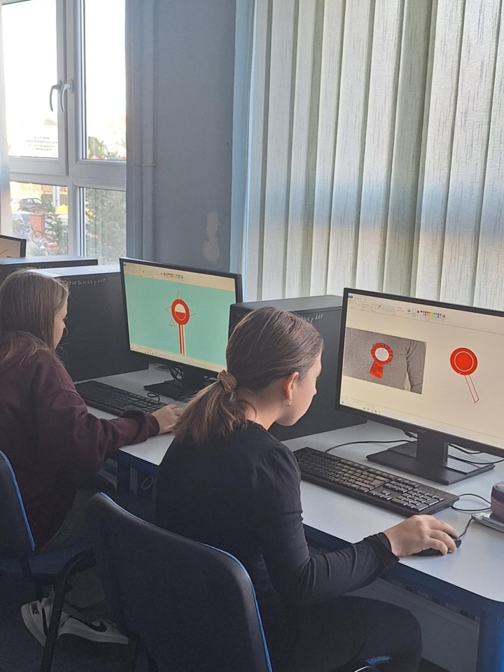 Kotyliony dla Niepodległej - uczniowie SP nr 10 w Ostrołęce oddają hołd Polsce [7.11.2024] - zdjęcie #10 - eOstroleka.pl