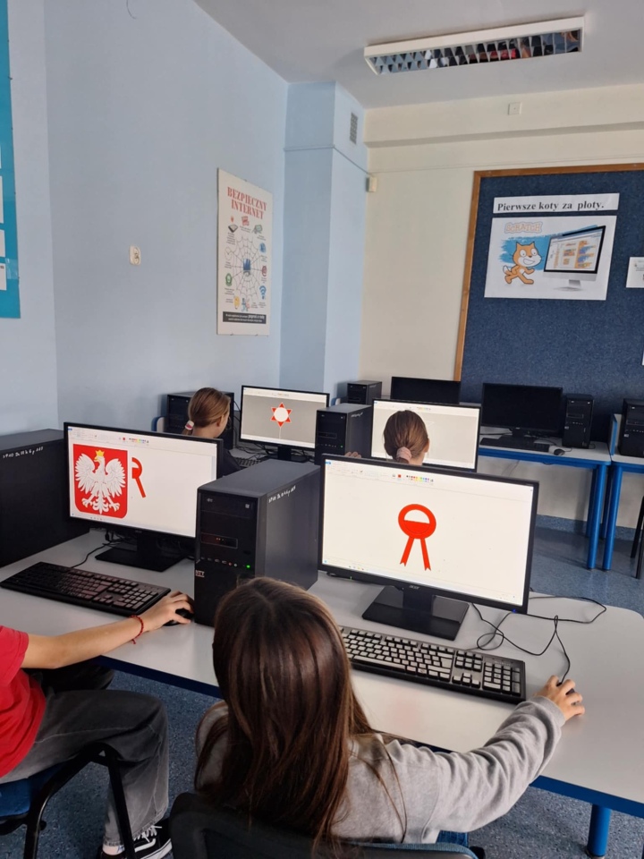 Kotyliony dla Niepodległej - uczniowie SP nr 10 w Ostrołęce oddają hołd Polsce [7.11.2024] - zdjęcie #7 - eOstroleka.pl