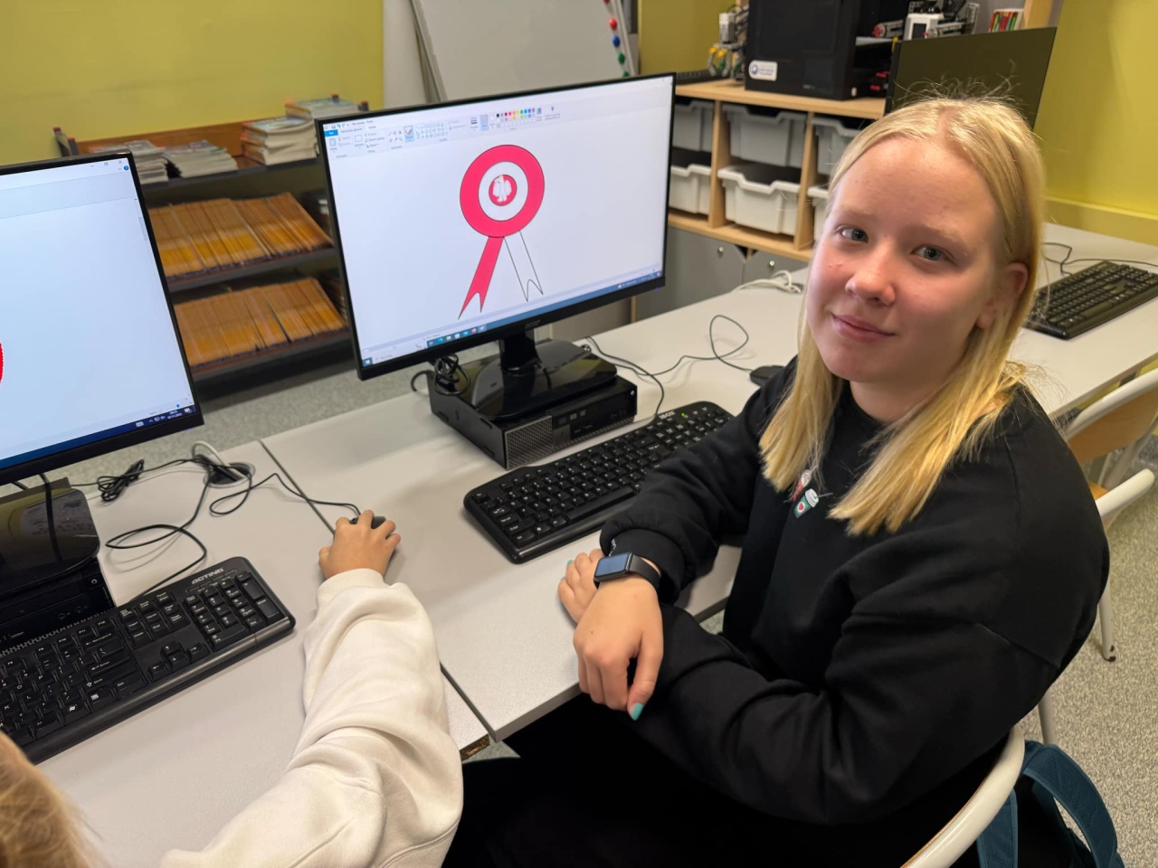 Kotyliony dla Niepodległej - uczniowie SP nr 10 w Ostrołęce oddają hołd Polsce [7.11.2024] - zdjęcie #6 - eOstroleka.pl