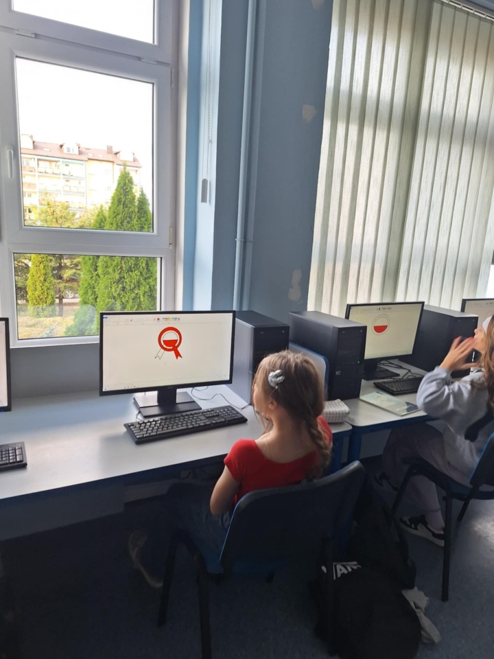 Kotyliony dla Niepodległej - uczniowie SP nr 10 w Ostrołęce oddają hołd Polsce [7.11.2024] - zdjęcie #4 - eOstroleka.pl