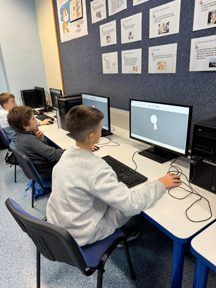 Kotyliony dla Niepodległej - uczniowie SP nr 10 w Ostrołęce oddają hołd Polsce [7.11.2024] - zdjęcie #3 - eOstroleka.pl