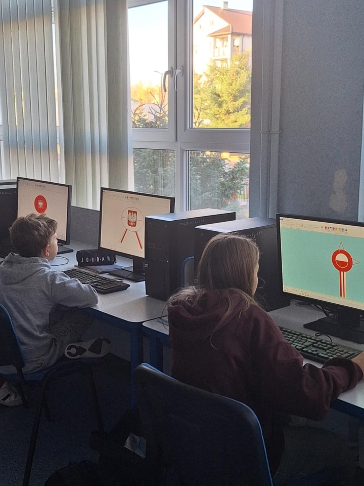 Kotyliony dla Niepodległej - uczniowie SP nr 10 w Ostrołęce oddają hołd Polsce [7.11.2024] - zdjęcie #2 - eOstroleka.pl