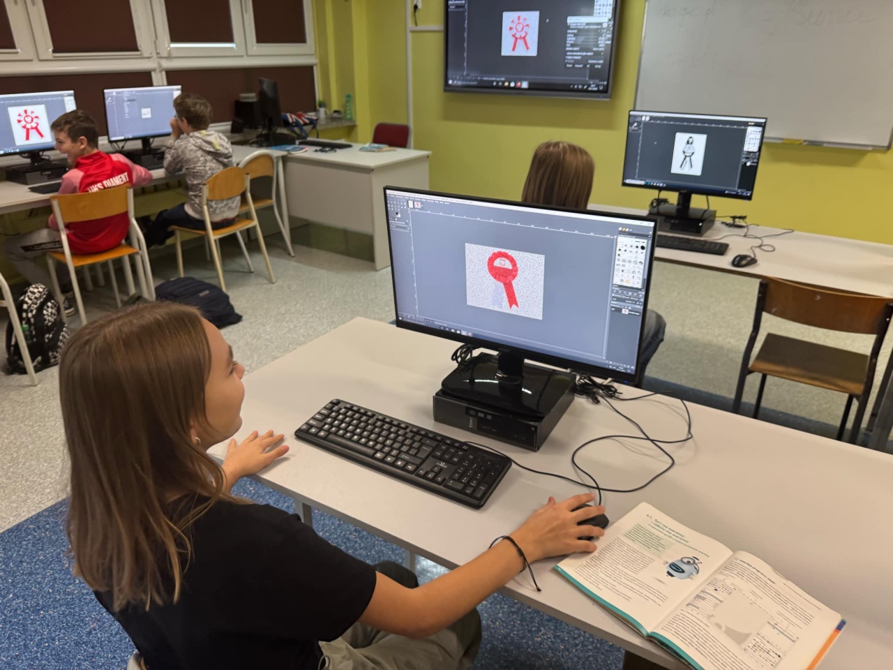 Kotyliony dla Niepodległej - uczniowie SP nr 10 w Ostrołęce oddają hołd Polsce [7.11.2024] - zdjęcie #1 - eOstroleka.pl