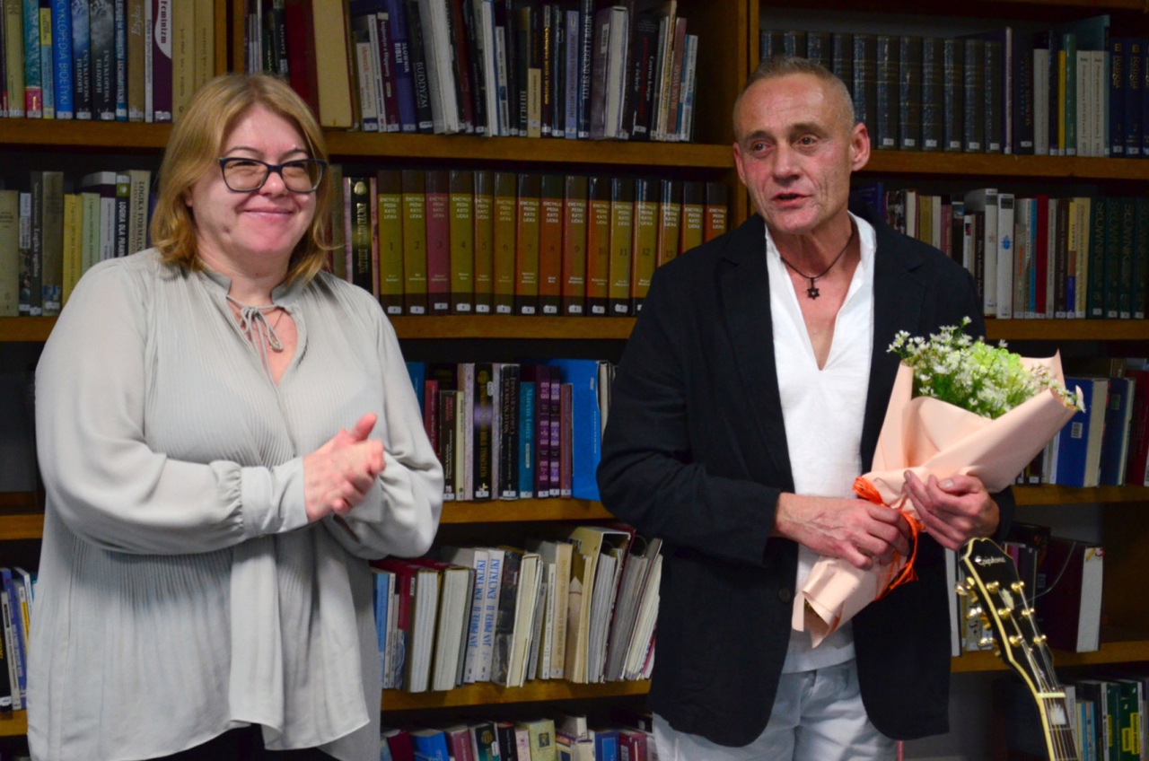 Wieczór autorski z Adamem Wołoszem w ostrołęckiej bibliotece [06.11.2024] - zdjęcie #20 - eOstroleka.pl