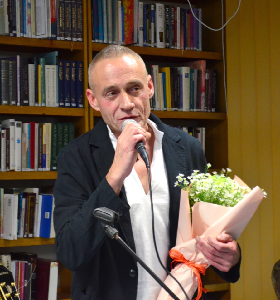 Wieczór autorski z Adamem Wołoszem w ostrołęckiej bibliotece [06.11.2024] - zdjęcie #19 - eOstroleka.pl